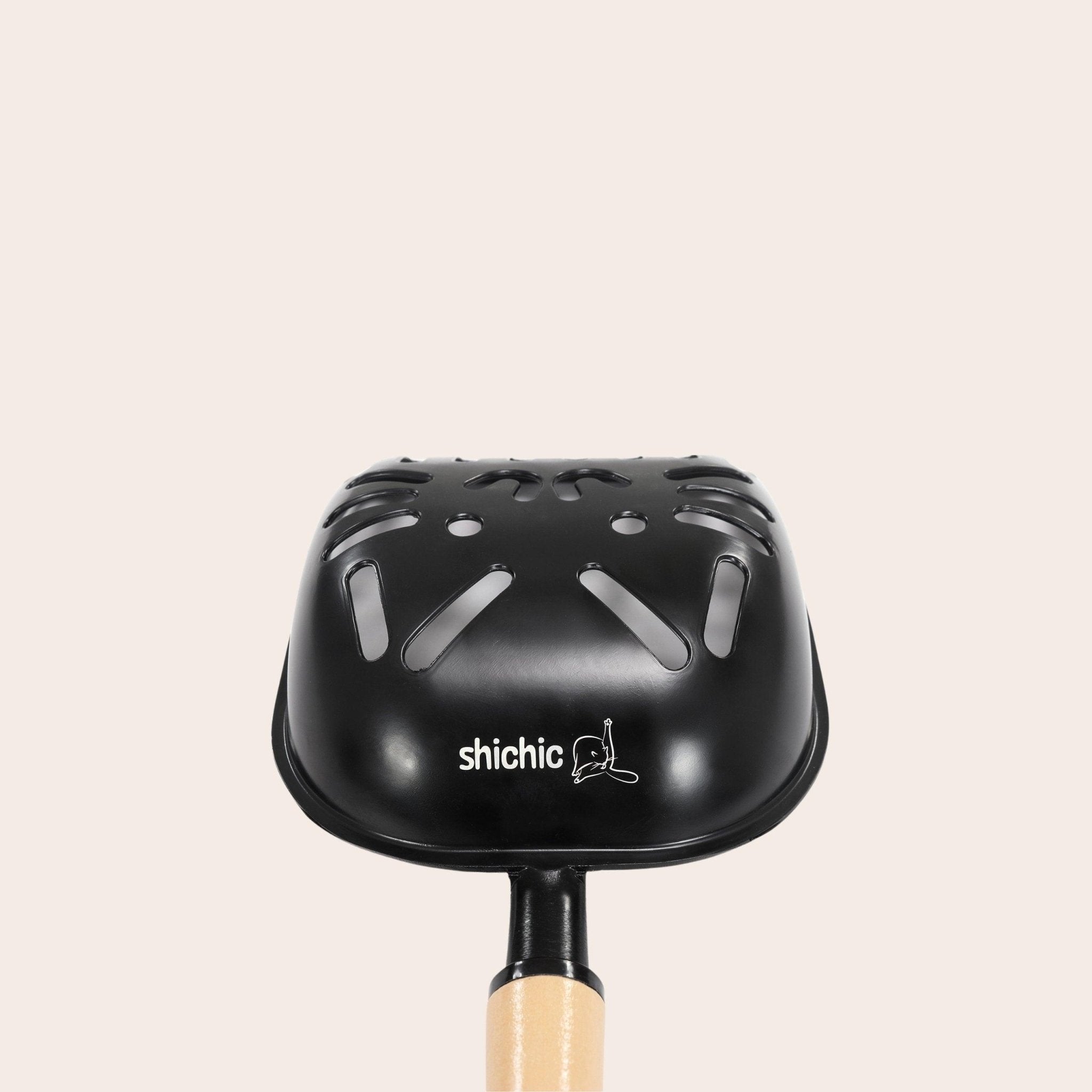 XL-sized metal Pooper Scooper with sturdy handle for optimal control, demonstrating its use in a cat litter box