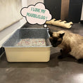 Cargar la imagen en la vista de la galería, Content cat expressing love for its Marbleloo litter box, showcasing the product's appeal to feline preferences.
